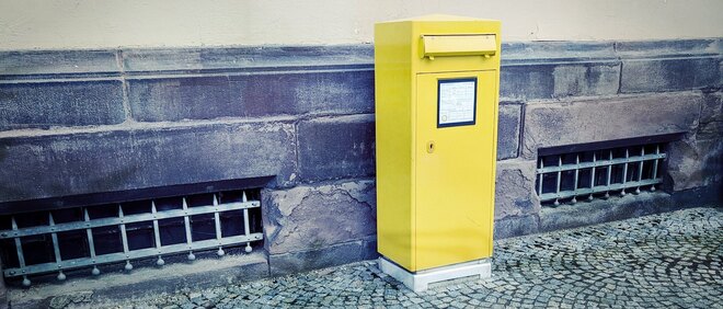 gelber Briefkasten an einer Mauer - zur Artikelseite Newsletter
